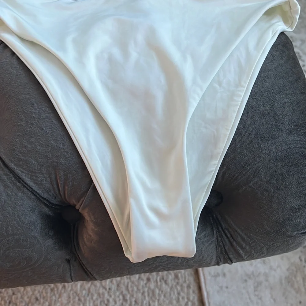 Skims mid waist bottom
